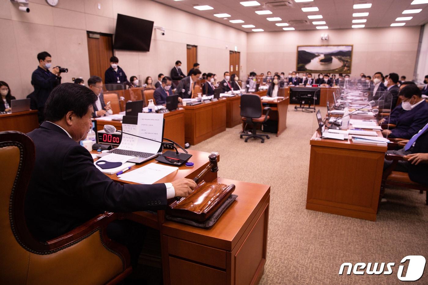 소병훈 국회 농해수위원장이 13일 서울 여의도 국회에서 열린 농림축산식품해양수산위원회의 해양경찰청 등에 대한 국정감사에서 양곡관리법 개정안이 안건조정위원회를 통과한 것과 관련해 여야 의원들의 의사진행 발언이 이어지자 감사 중지를 선언하고 있다. 2022.10.13/뉴스1 ⓒ News1 유승관 기자