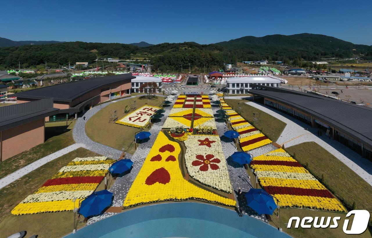 제17회 순창장류축제가 14일부터 16일까지 전북 순창군 일원에서 개최된다. 현재 축제장에는 관광객을 맞이 할 국화가 대거 식재돼 있다.&#40;순창군 제공&#41;2022.10.13/뉴스1  