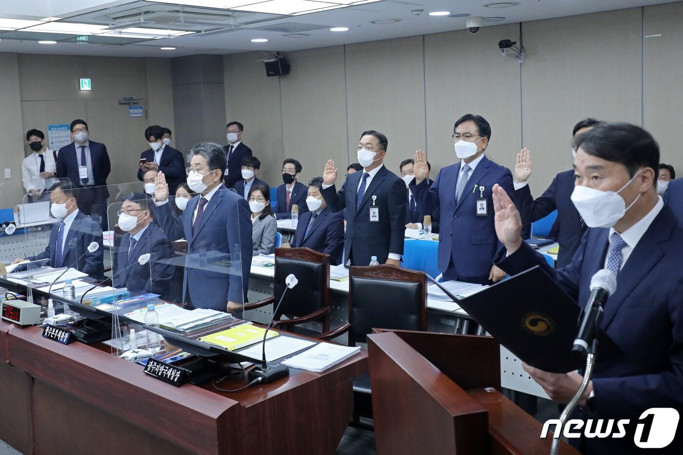 윤영석 광주지방국세청장이 14일 오전 광주 북구 정부지방합동청사 3층 대회의실에서 열린 국회 기획재정위원회의 광주지방국세청, 광주본부세관, 한국은행 광주전남본부, 한국은행 목포본부에 대한 국정감사에서 대표로 증인 선서를 하고 있다. 2022.10.14/뉴스1 ⓒ News1 이승현 기자