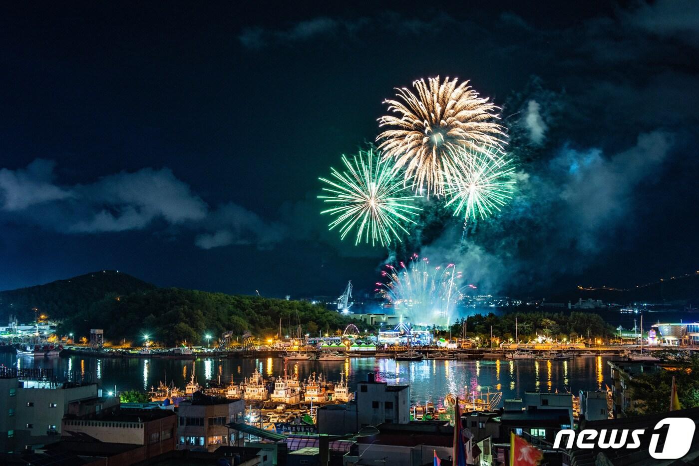 목포항구축제가 14일부터 3일간 열린다. 사진은 2019년 축제 개막식 불꽃놀이 모습.&#40;목포시 제공&#41;/뉴스1