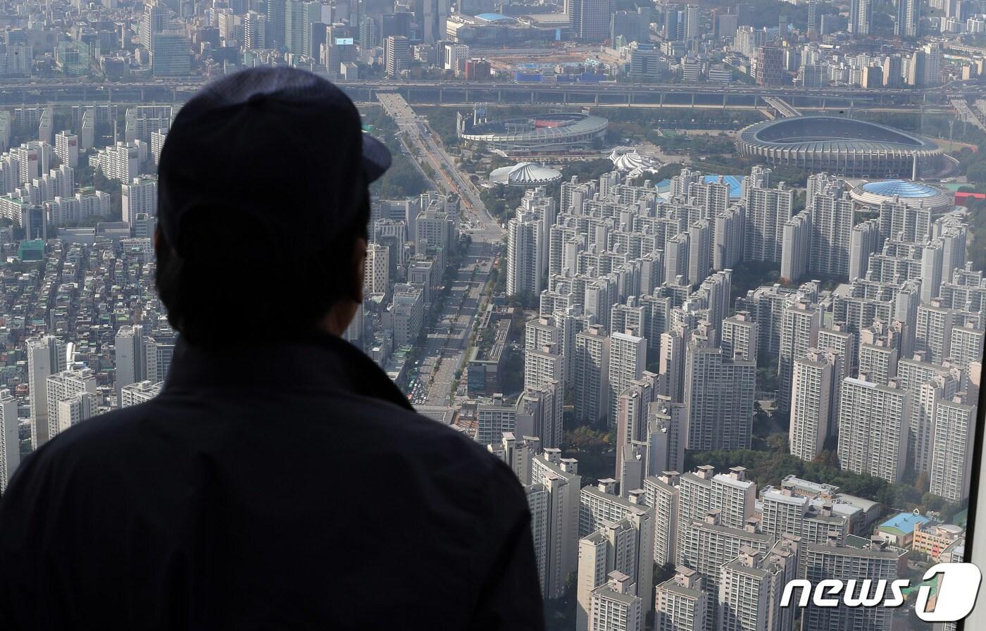 사진은 서울 송파구 롯데월드타워 서울스카이에서 바라본 잠실 아파트단지 모습. 2022.10.14/뉴스1 ⓒ News1 박세연 기자