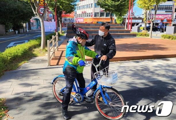 전북 전주덕진지역자활센터가 이번 달부터 공영자전거대여소를 방문한 시민들을 대상으로 ‘자전거 강습 프로그램’을 시범운영 중이다.&#40;전주덕진지역자활센터 제공&#41;2022.10.15/뉴스1