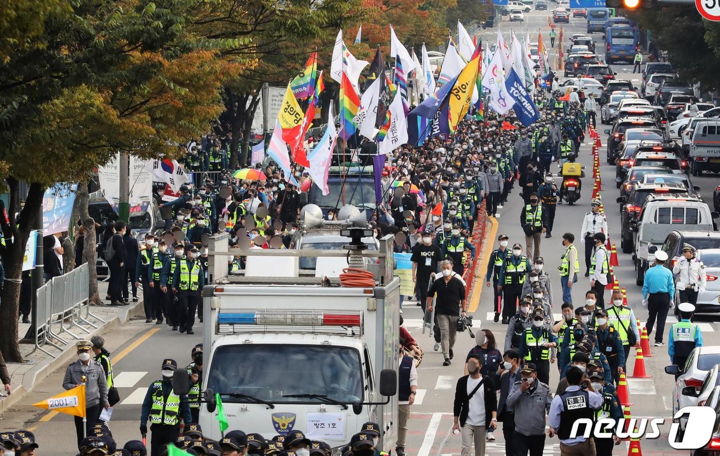 인천퀴어축제 참가자들이 15일 인천시 남동구 구월동 중앙공원 월드컵 프라자에서 축제를 마치고 도로를 행진하고 있다. 지난 2018년 처음 열린 인천퀴어축제는 코로나19 영향으로 3년만에 다시 열렸다. 2022.10.15/뉴스1 ⓒ News1 정진욱 기자