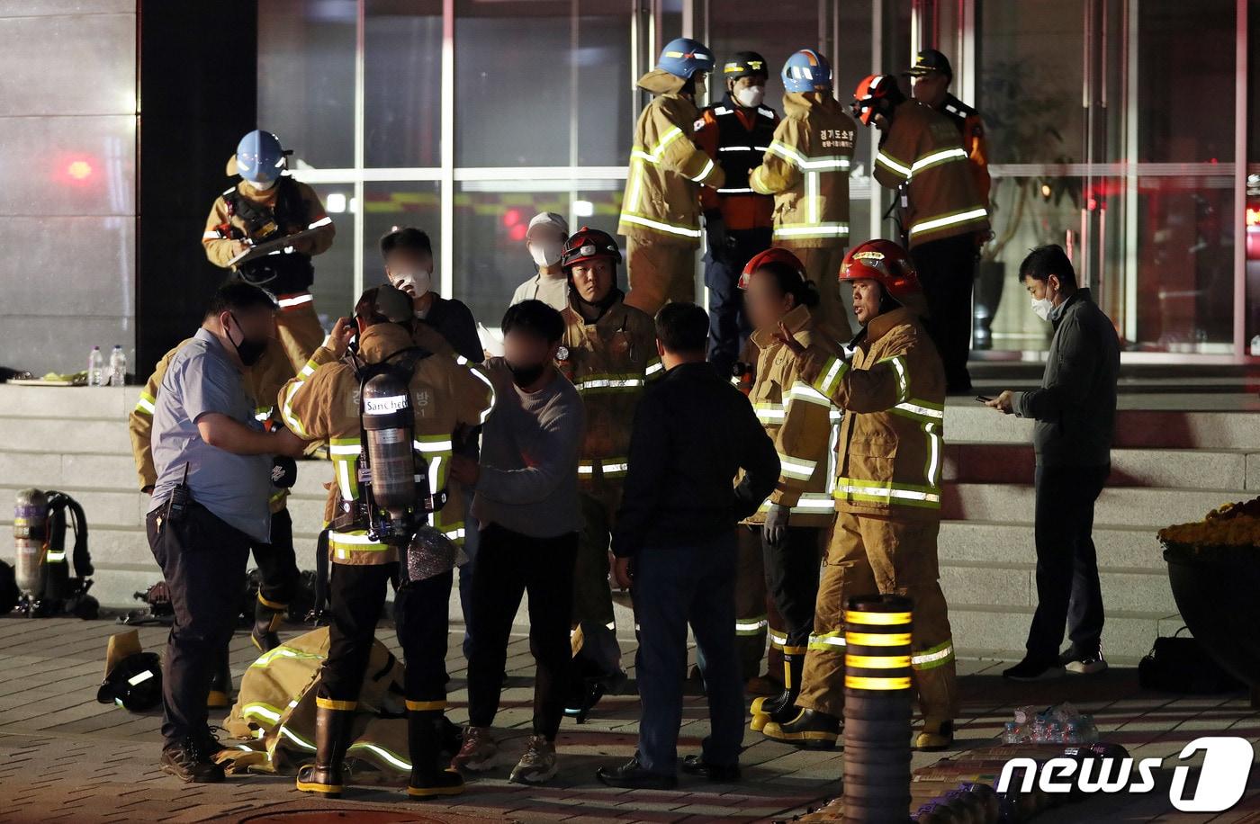 15일 오후 화재가 발생한 경기 성남시 분당구 삼평동 SK판교캠퍼스에 관계자들이 복구작업을 위해 화재진압을 마친 현장으로 들어서기 전 소방복을 입고 있다. 2022.10.15/뉴스1 ⓒ News1 박세연 기자