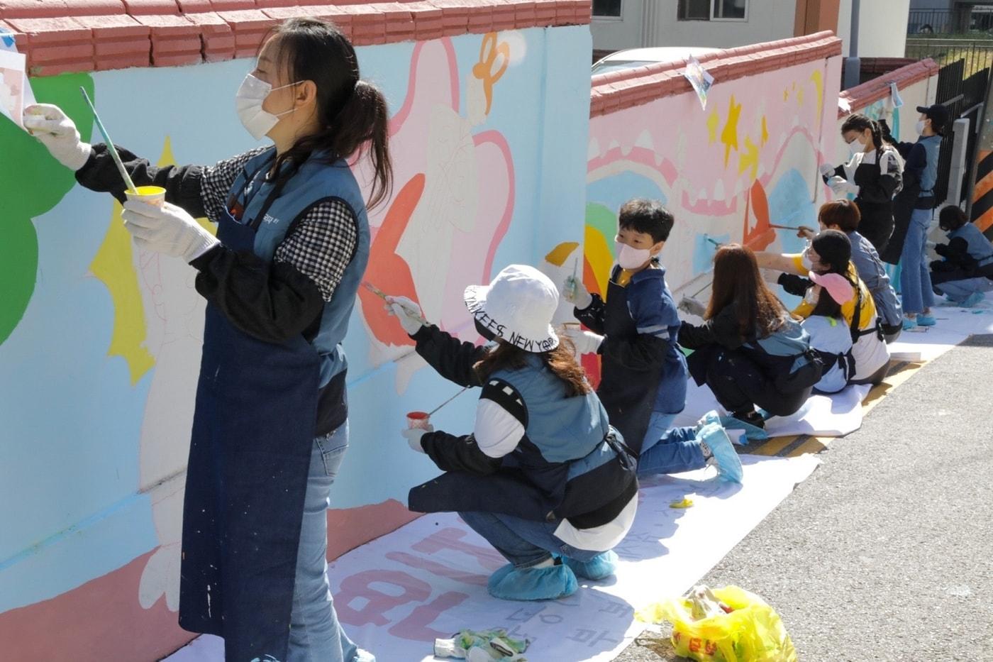 지난 15일 &#39;참벗나눔 봉사단&#39;이 인천 계양구 계양동에서 &#39;행복나눔 벽화그리기&#39;를 진행하고 있다.&#40;한국투자증권 제공&#41;