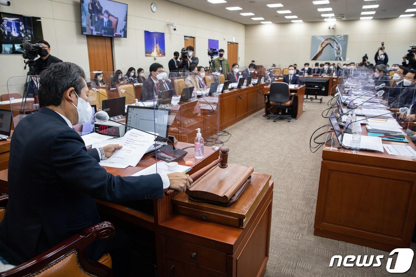 정청래 국회 과학기술정보방송통신위원장이 지난달 17일 서울 여의도 국회에서 열린 과학기술정보방송통신위원회 전체회의에서 2022년도 국정감사 증인 및 참고인 출석 변경의 건을 의결하고 있다. 국회 과방위는 이날 카카오 먹통 사태와 관련, 최태원 SK회장, 김범수 카카오 의장, 이해진 네이버 GIO, 박성하 SK C&C 대표, 홍은택 카카오 대표, 최수연 네이버 대표를 국정감사 증인으로 채택했다./뉴스1 ⓒ News1 유승관 기자