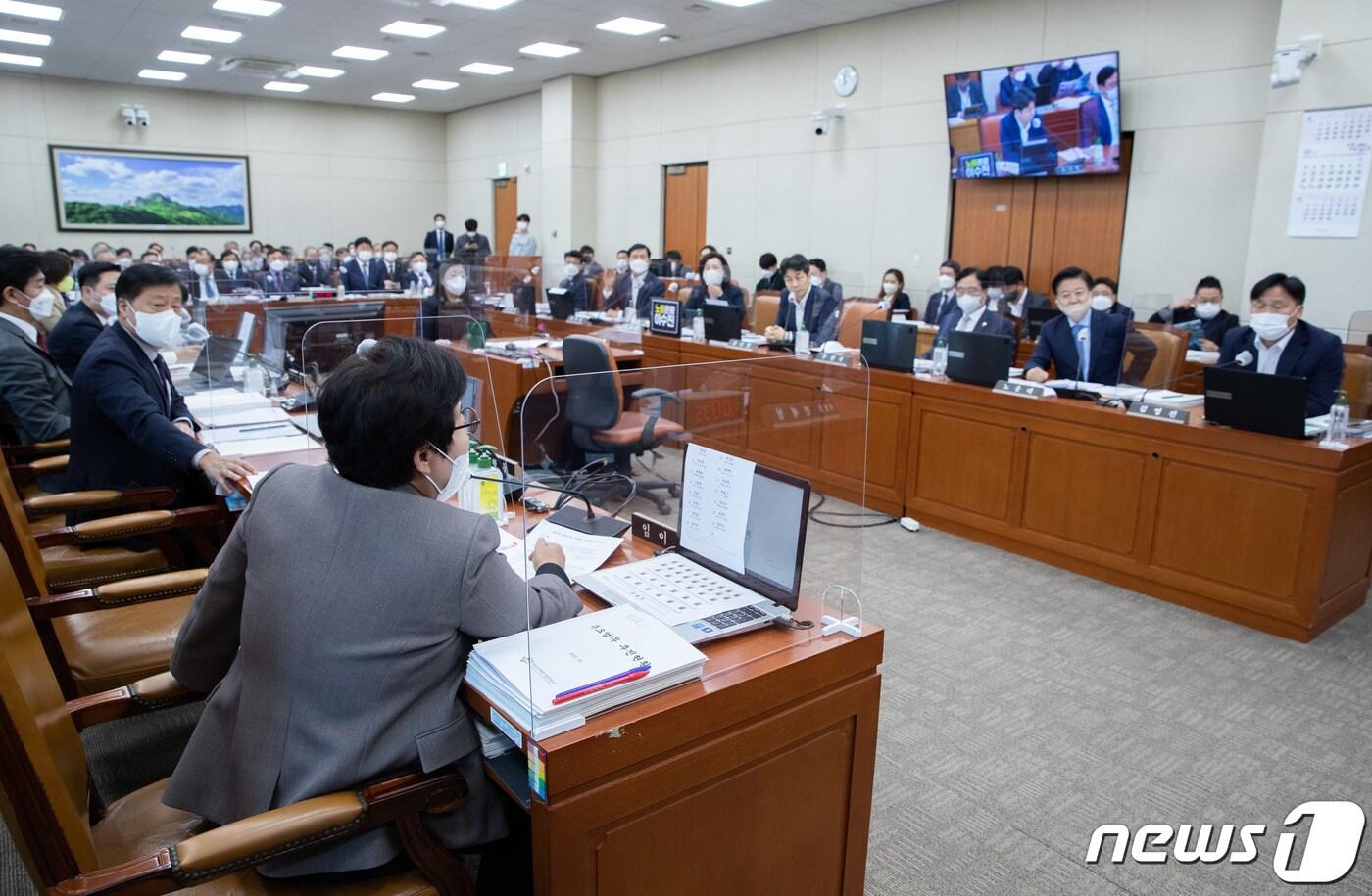 임이자 국회 환경노동위원회 국민의힘 간사&#40;왼쪽&#41;와 김영진 더불어민주당 간사가 17일 오전 서울 여의도 국회에서 열린 환경노동위원회의 근로복지공단·한국산업안전보건공단 등에 대한 국정감사에서 김문수 경제사회노동위원회 위원장의 고발 여부를 두고 마찰을 빚고 있다. 2022.10.17/뉴스1 ⓒ News1 이재명 기자