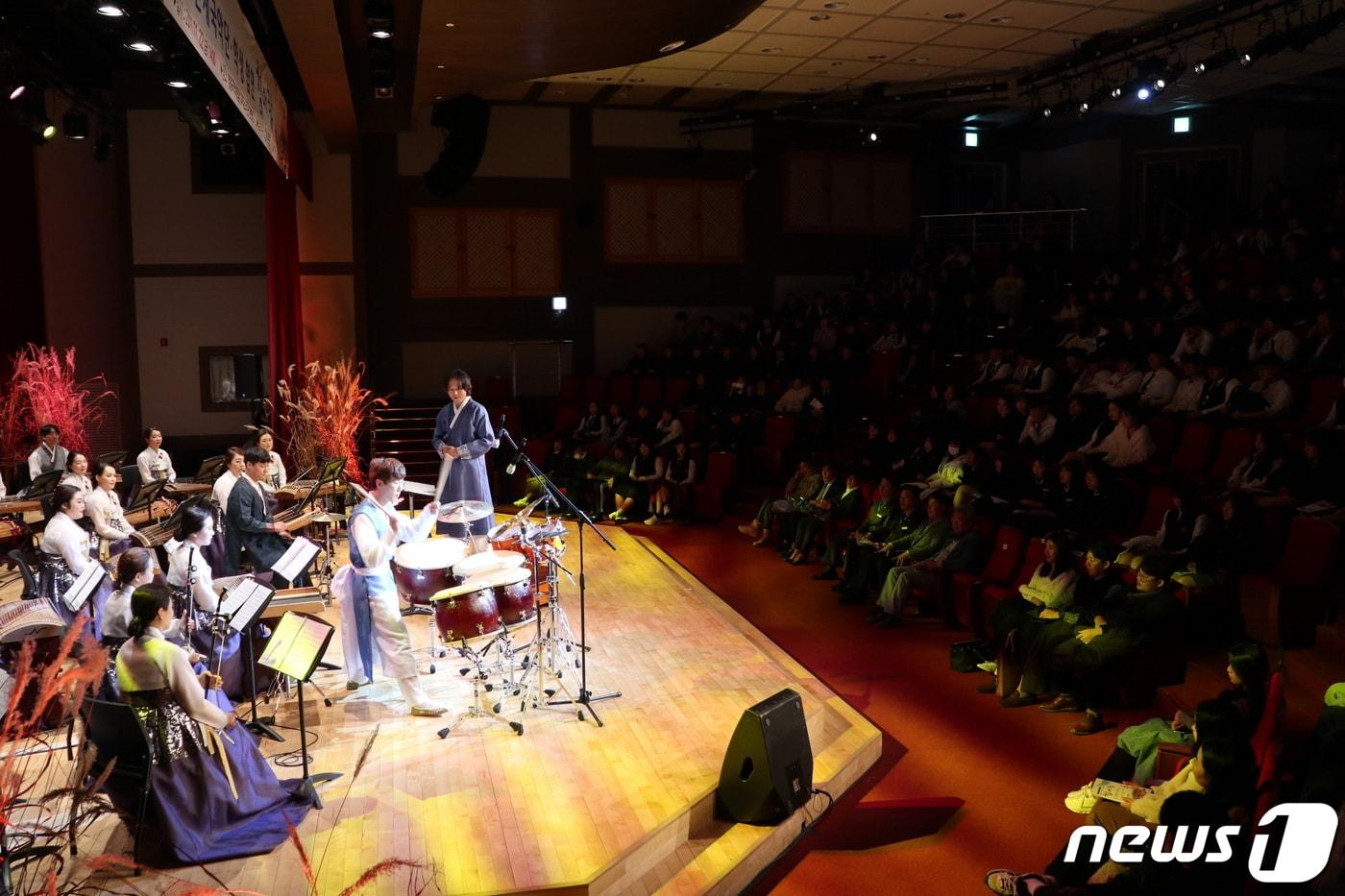 영동군 난계국악단·학생 협연 &#39;청어람&#39; 공연 장면. &#40;영동군 제공&#41; 