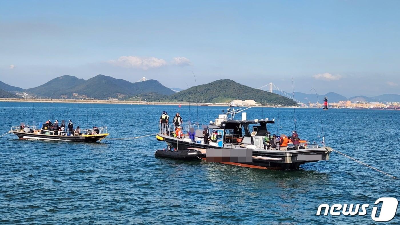 16일 오전 9시10분쯤 전남 광양항 일대에서 출항 신고를 하지 않은 채 낚시어선을 운항한 선장 2명이 해경에 적발돼 조사를 받고 있다.&#40;여수해양경찰서 제공&#41;2022.10.17/뉴스1