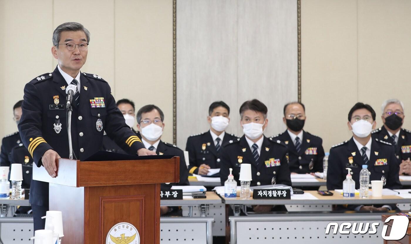 박성주 울산경찰청장이 17일 오후 울산경찰청 대회의실에서 열린 국회 행정안전위원회의 울산경찰청에 대한 국정감사에서 업무보고를 하고 있다. 2022.10.17/뉴스1 ⓒ News1 윤일지 기자