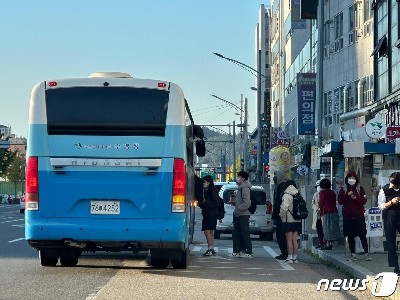 목포시내버스가 총 파업에 들어간 18일 긴급 투입된 임시 차량에 학생들이 오르고 있다. 2022.10.18/뉴스1 