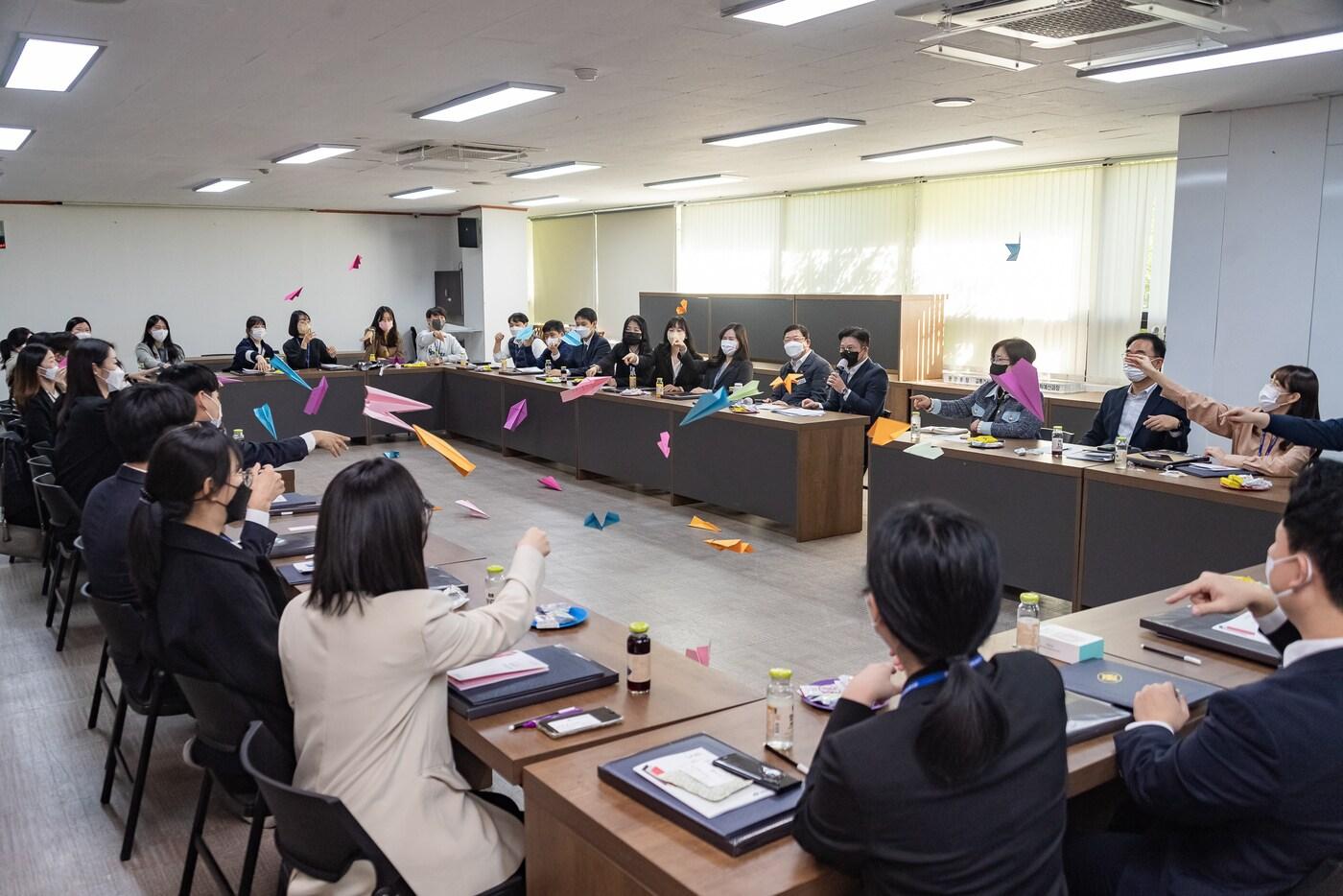 김경호 구청장에게 질문을 적은 비행기를 날리는 신규 직원들&#40;광진구 제공&#41;.