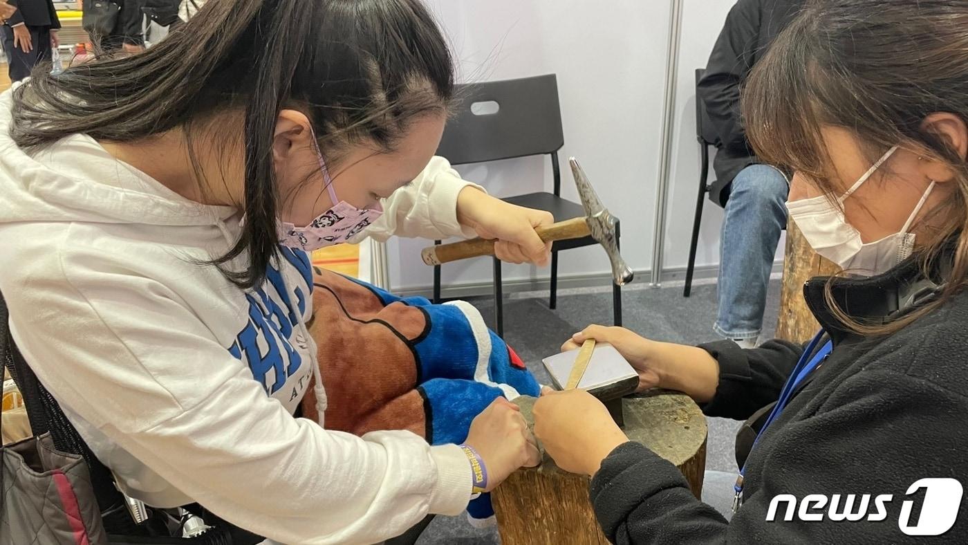 청주대학교 창업교육센터가 충북특수교육원의 &#39;특수교육대상 학생 박람회&#39;와 소상공인시장진흥공단의 &#39;전통시장 제로웨이스트 캠페인 & 협동조합 홍보마케팅&#39; 등 ESG&#40;Environment, Social, Governance&#41; 스타트업을 향한 활발한 창업 활동을 펼치고 있다.&#40;청주대학교 제공&#41; / 뉴스1