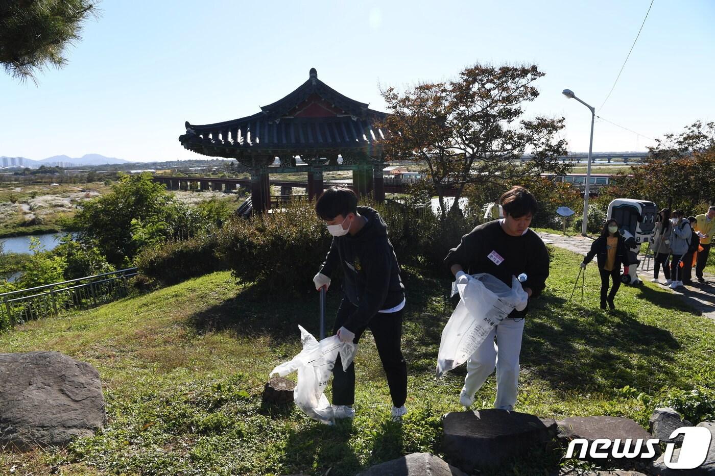 전북 완주군은 어린이·청소년의원이 삼례 비비정 일원에서 플로깅 활동을 진행했다고 18일 밝혔다.&#40;완주군 제공&#41;2022.10.18/뉴스1