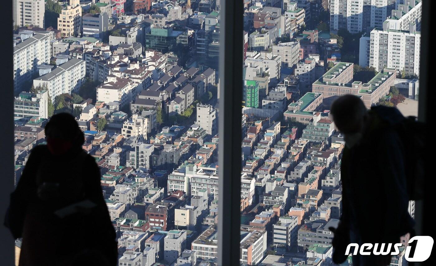 서울 송파구 롯데월드타워 전망대 서울스카이에서 바라본 아파트 단지. 2022.10.18/뉴스1DB