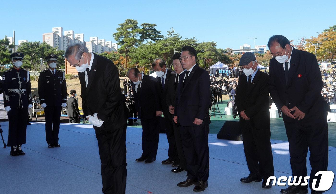 여순사건 제74주기 합동 추념식이 19일 오전 광양시 중마동 광양시민공원에서 열린 가운데 이규종 여순항쟁 유족 상임대표, 이경재 여순 광양유족회장을 비롯해 유족들이 헌화·분향 하고 있다.&#40;전남도 제공&#41; 2022.10.19/뉴스1 ⓒ News1 전원 기자