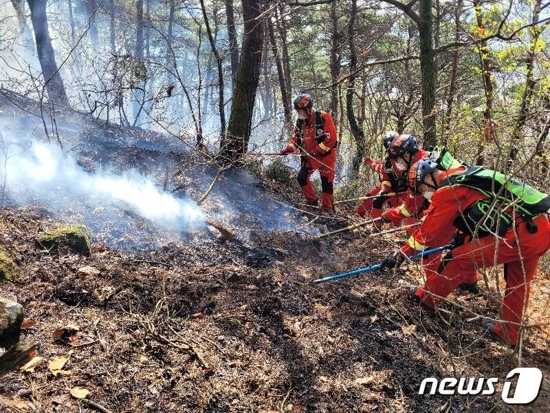 19일 오후 3시13분쯤 광주 광산구 오선동 한 야산에서 화재가 발생, 산림당국이 진화작업을 하고 있다. &#40;산림청 제공&#41; 2022.10.19/뉴스1