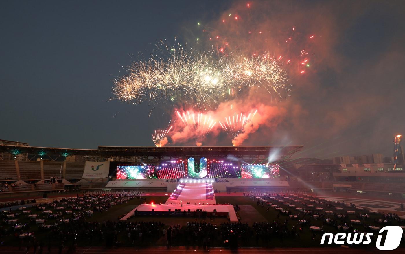 19일 오후 울산종합운동장에서 열린 제42회 전국장애인체육대회 개회식에서 성화가 점화되자 폭죽이 하늘을 수놓고 있다. 2022.10.19/뉴스1 ⓒ News1 윤일지 기자