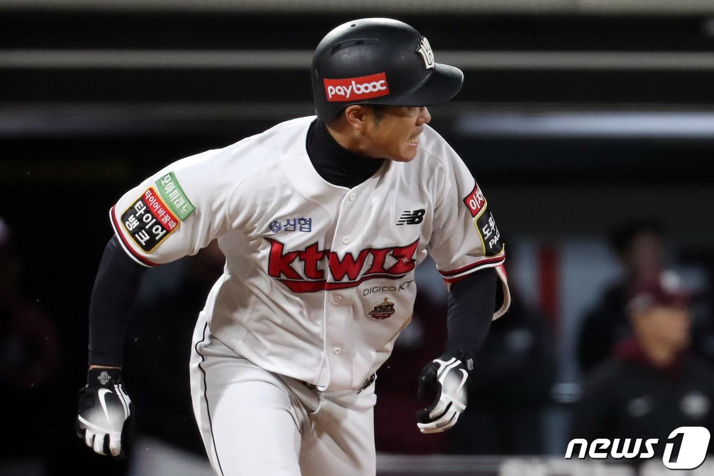 19일 오후 경기 수원시 장안구 KT위즈파크에서 열린 ‘2022 신한은행 SOL KBO 포스트시즌’ 준플레이오프 3차전 키움 히어로즈와 KT 위즈의 경기 9회말 무사 1,3루 상황에서 KT 신본기가 1타점 땅볼을 친 후 1루로 달리고 있다. 2022.10.19/뉴스1 ⓒ News1 황기선 기자