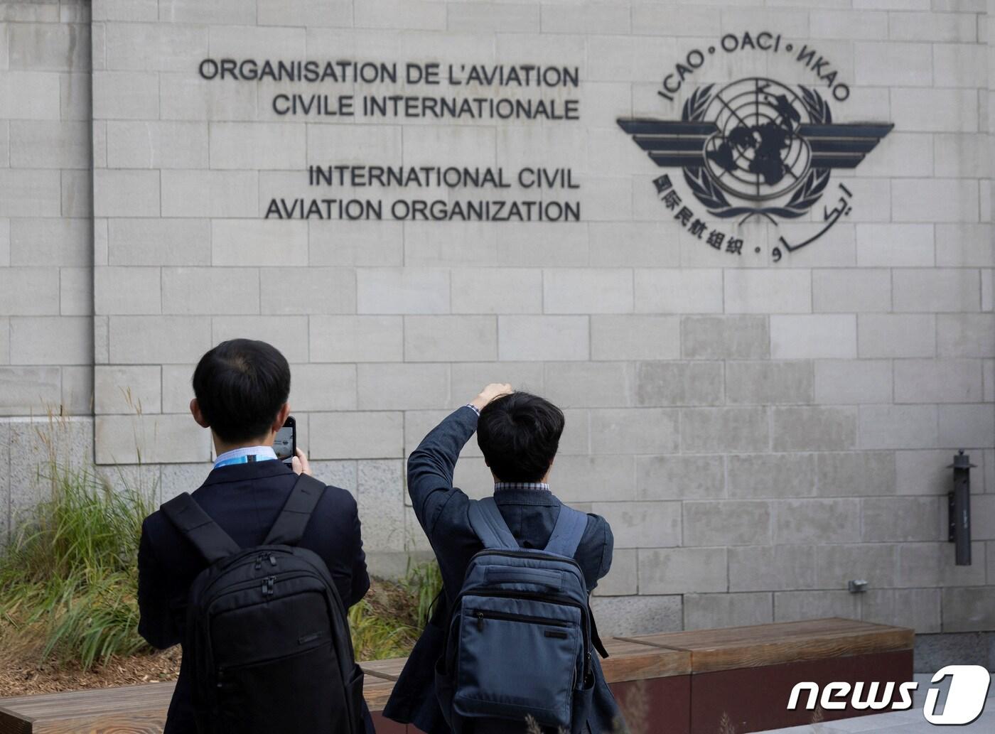 국제민간항공기구&#40;ICAO&#41; 회원들이 1일&#40;현지시간&#41; 캐나다 몬트리올 ICAO 본부 앞에서 사진을 촬영하고 있다. ⓒ 로이터=뉴스1 ⓒ News1 이유진 기자