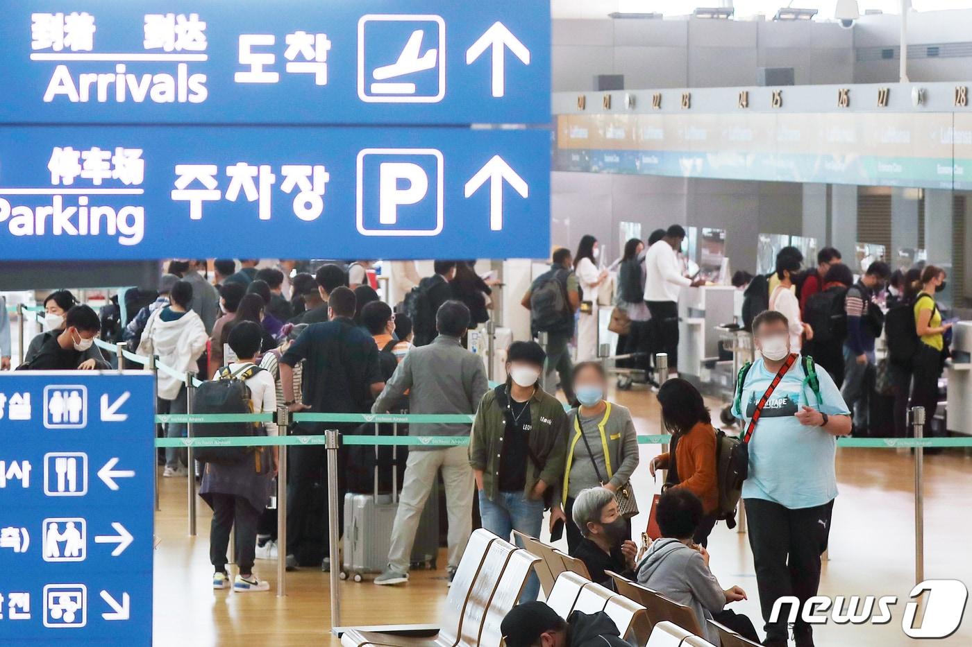 개천절까지 이어지는 연휴 둘째 날인 2일 인천국제공항 제1여객터미널 출국장을 찾은 해외 여행객들이 출국 수속을 밟고 있다. 2022.10.2/뉴스1 ⓒ News1 민경석 기자