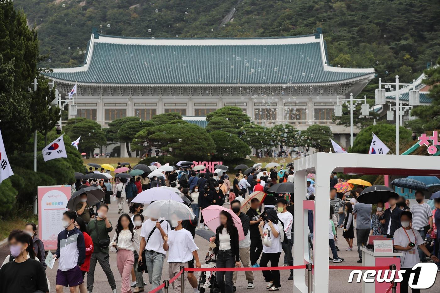 개천절까지 이어지는 연휴 둘째날인 2일 서울 종로구 청와대를 찾은 시민들이 청와대 경내를 관람하고 있다. 문화재청은 이날 오전 10시 35분 청와대 개방 146일 만에 누적 관람객이 200만 명을 돌파했다고 밝혔다. 2022.10.,2/뉴스1 ⓒ News1 장수영 기자