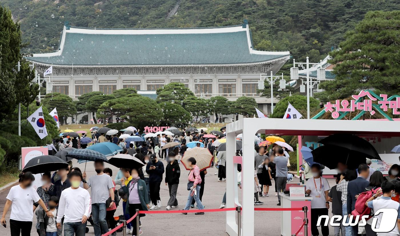 서울 종로구 청와대를 찾은 시민들이 청와대 경내를 관람하고 있다.  2022.10.,2/뉴스1 ⓒ News1 장수영 기자