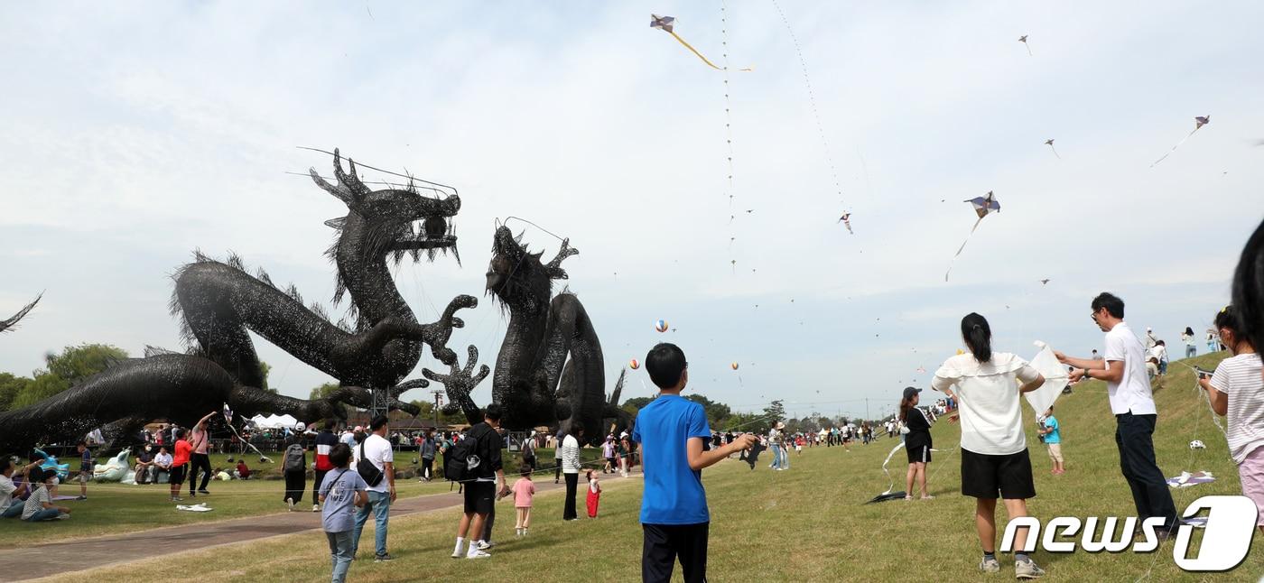 김제시 벽골제를 찾은 방문객들이 쌍룡광장에서 연을 날리며 축제를 즐기고 있다. 지난해 축제 모습. ⓒ News1 유경석 기자