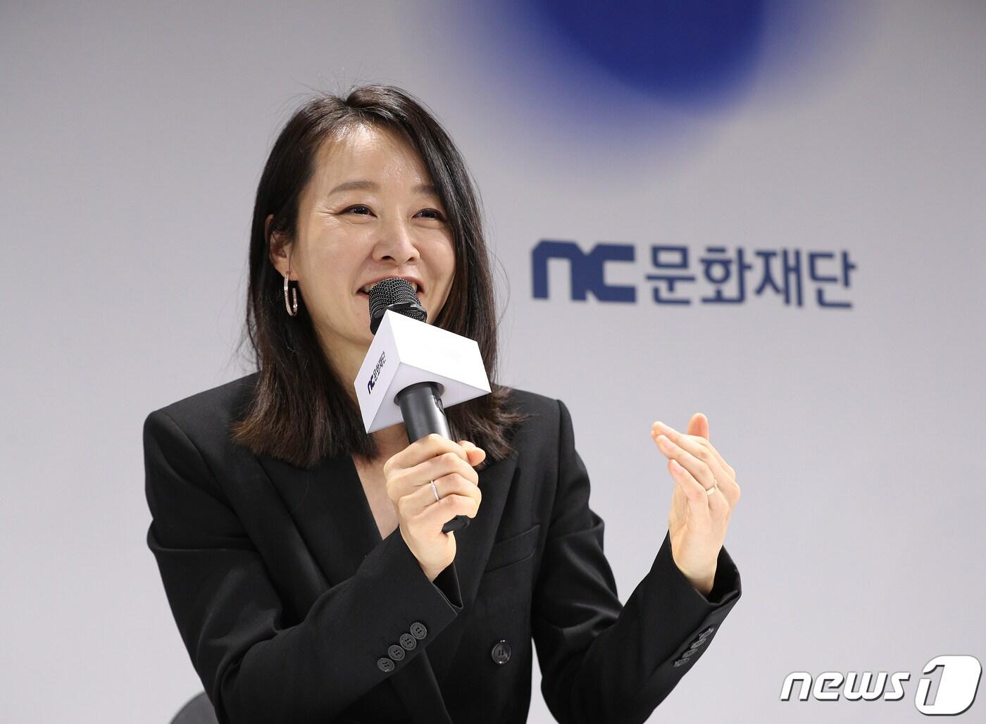 윤송이 NC문화재단 이사장이 20일 오전 서울 종로구 동숭동 NC문화재단에서 열린 재단 창립 10주년 컨퍼런스에서 약식 기자간담회를 하고 있다. 2022.10.20/뉴스1 ⓒ News1 신웅수 기자