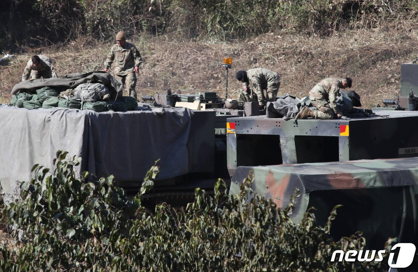 20일 강원도 철원군 삼율리 담터진지 일대 훈련장에서 주한미군 병사들이 장비를 점검하고 있다. 2022.10.20/뉴스1 ⓒ News1 송원영 기자