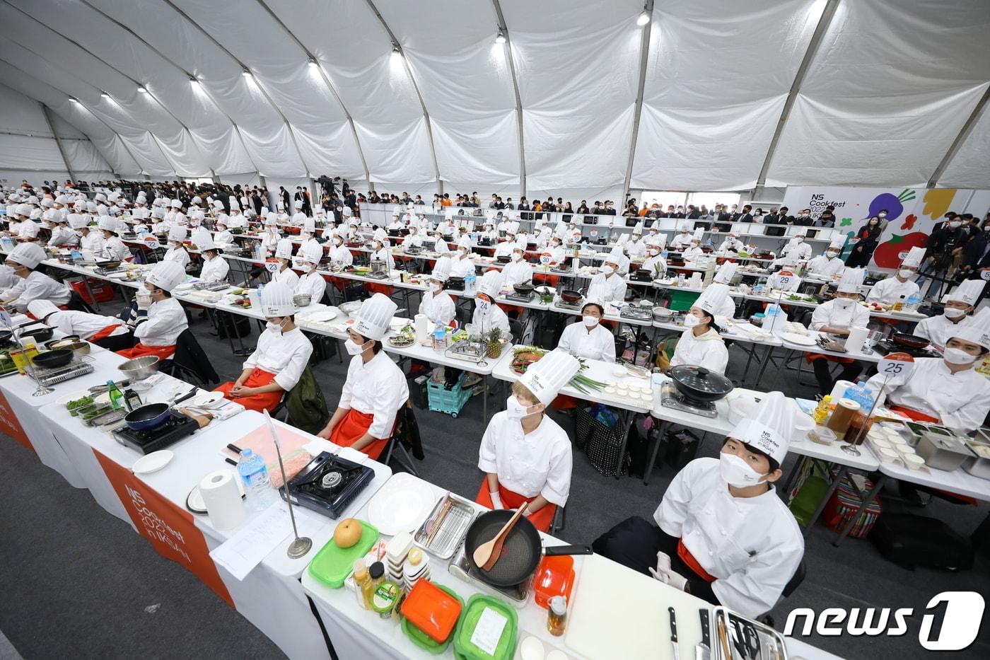 대한민국 최대 요리축제 NS Cookfest 2022가 20일 전북 익산 하림 퍼스트키친에서 열린 가운데 200명의 셰프들이 자신만의 레시피를 선보이며 치열한 요리경합을 펼치고 있다.&#40;NS홈쇼핑 제공&#41;2022.10.20./ⓒ 뉴스1