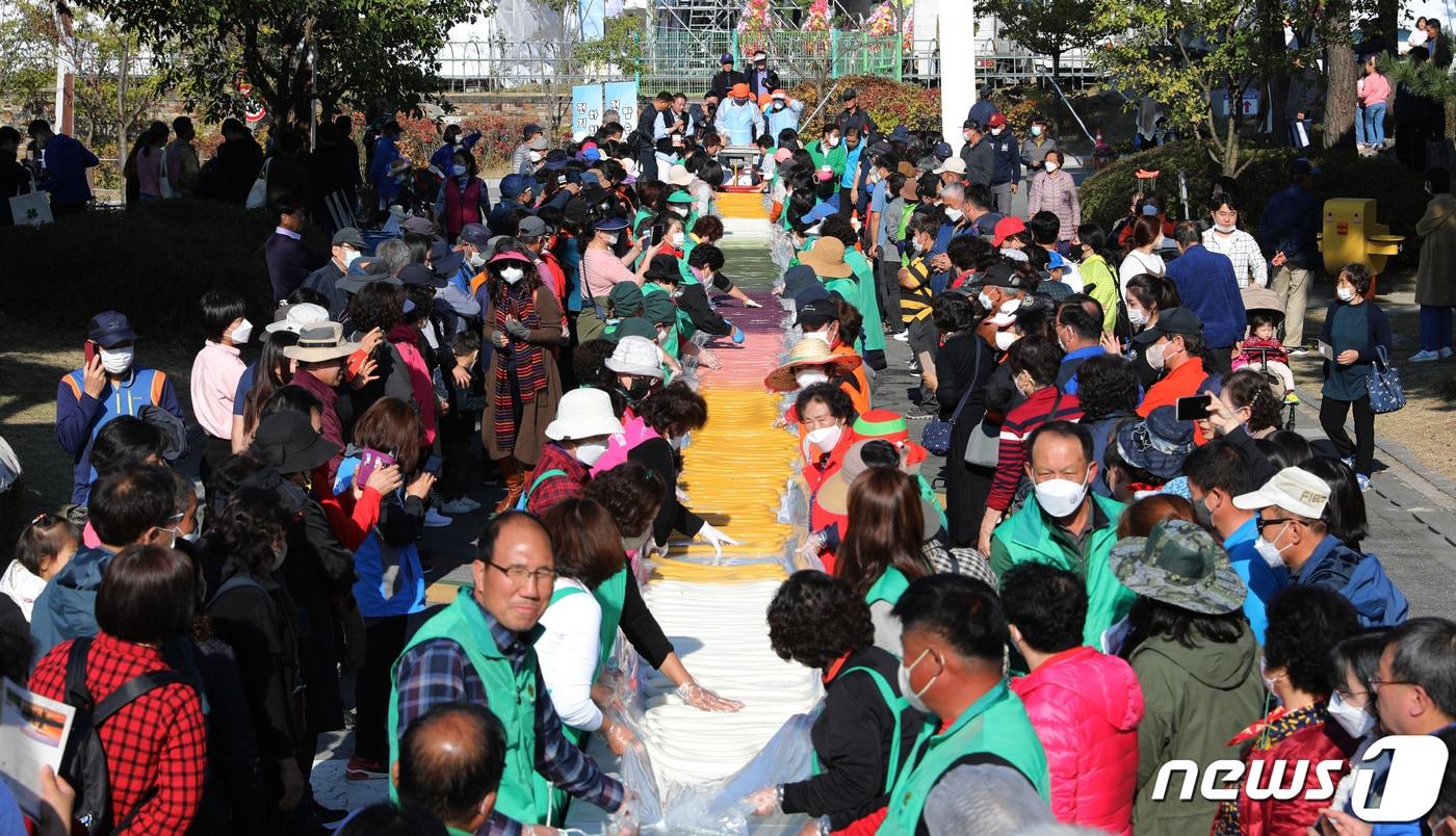 지난해 이천시 모가면 이천농업테마공원에서 열린 이천쌀문화축제의 무지개 가래떡 만들기 행사 모습.2022.10.20/뉴스1 ⓒ News1 김영운 기자