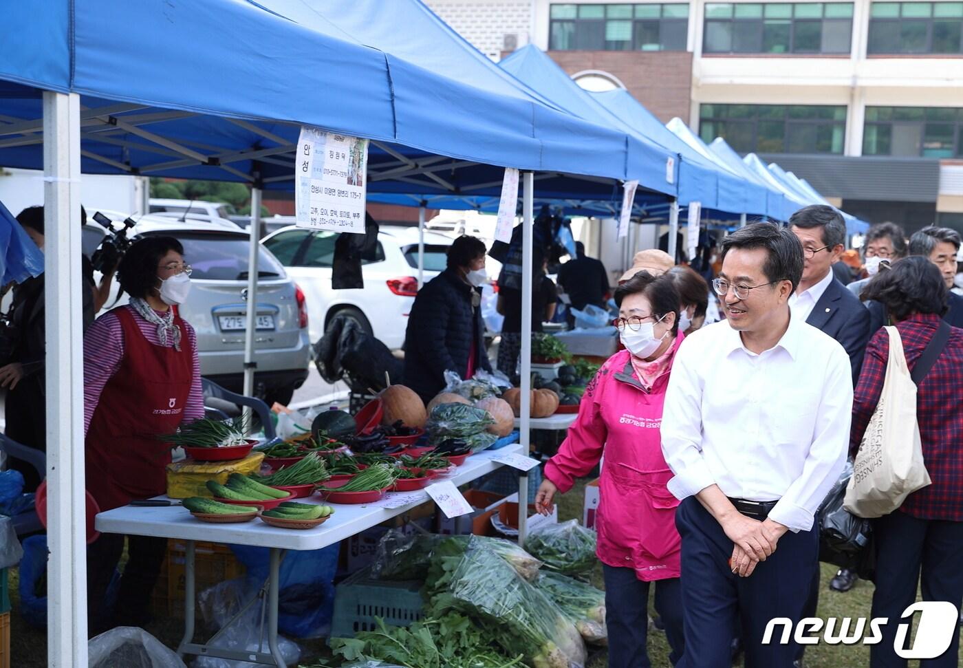 21일 김동연 경기도지사가 경기도청 구청사 잔디광장에서 열린 농산물 직거래 장터 및 벼룩시장을 찾아 현장부스를 둘러보고 있다.&#40;경기도 제공&#41;/