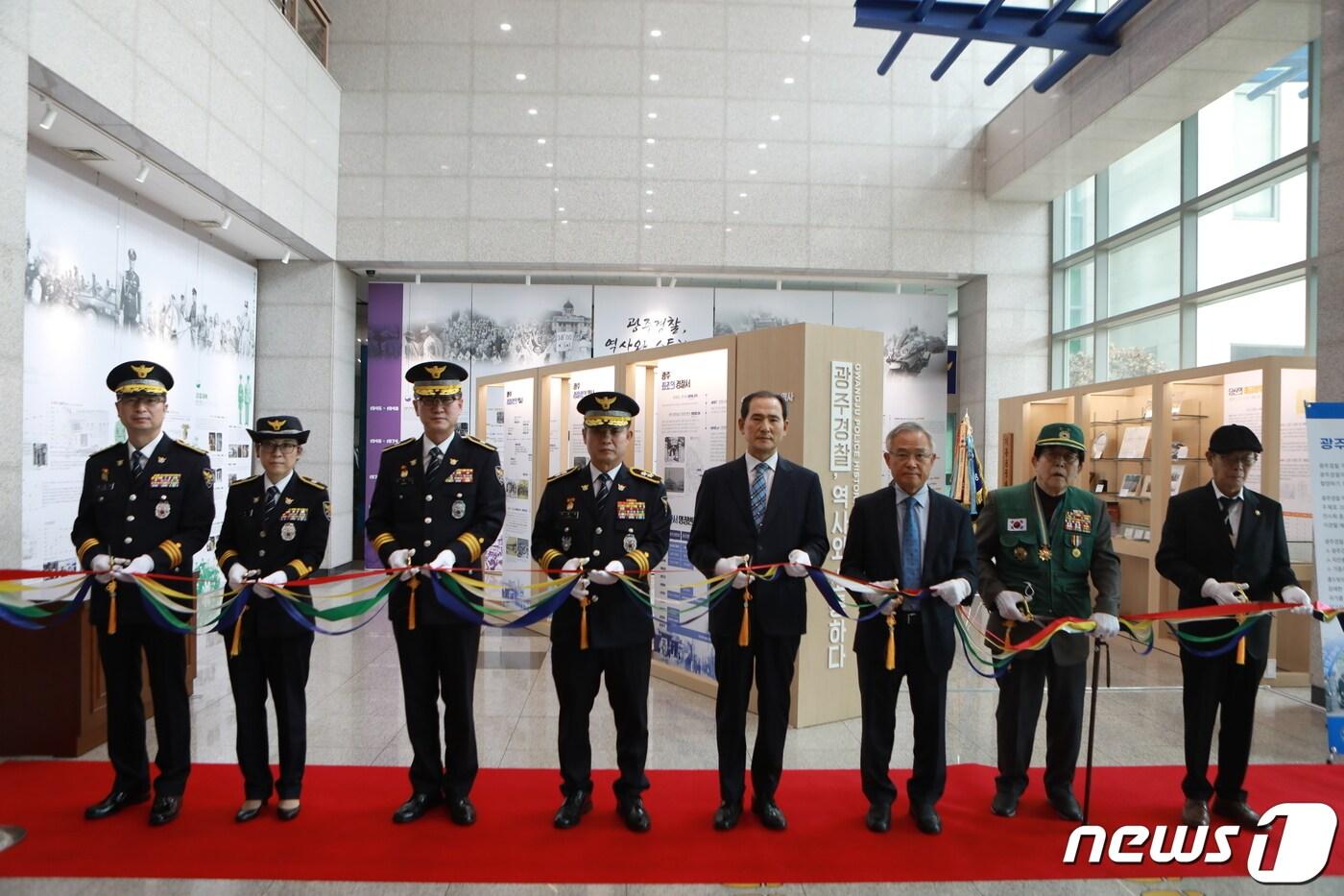 광주경찰청이 21일 청사 1층에서 &#39;광주경찰 역사관&#39; 임시 개관식을 열었다. 역사관은 올해말까지 이어지는 전시 이후 광주경찰교육센터로 이전된다.&#40;광주경찰청 제공&#41; 2022.10.21/뉴스1