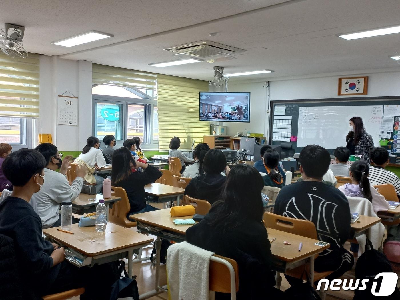 전북 이리모현초등이 21일 일본 도쿄 이즈미초등학교와 화상 회의 플랫폼 마이크로소프트 팀즈를 통해 &#39;한·일 온라인 교류 수업&#39;을 실시하고 있다.&#40;전북교육청 제공&#41;2022.10.21./ⓒ 뉴스1