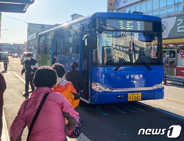 전북 남원시가 이르면 내년 상반기 70세 이상 어르신을 대상으로 하는 시내버스 무료 이용 사업을 추진한다.&#40;남원시 제공&#41;2022.10.23/뉴스1 