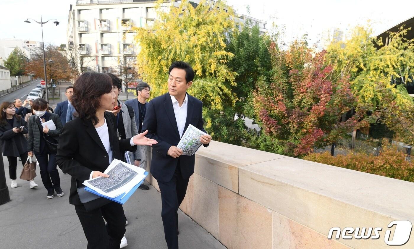 오세훈 서울시장이 23일 오전&#40;현지시간&#41; 송현정 건축가의 안내에 따라 파리의 고밀복합개발 현장인 리브고슈 마세나 지구를 둘러보고 있다. 2022.10.23 &#40;서울시 제공&#41;. @News1