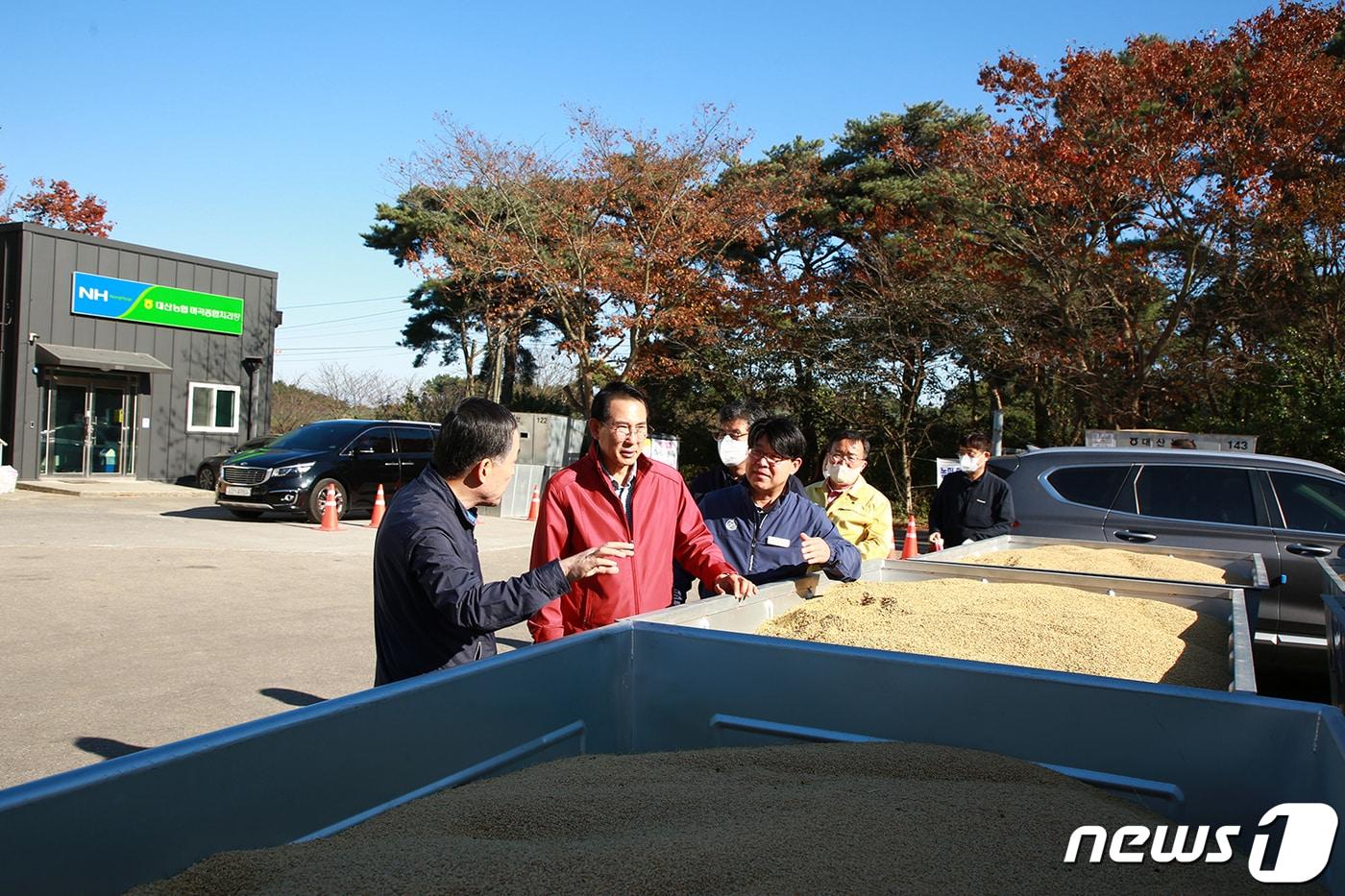 이완섭 서산시장이 지난 23일 산물벼 매입현장에서 농민들과 이야기를 나누고 있다. &#40;서산시 제공&#41; /뉴스1