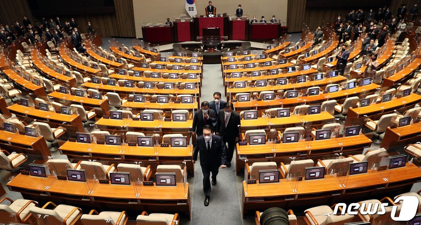 윤석열 대통령이 25일 오전 국회 본회의장에서 내년도 정부 예산안에 대한 시정연설을 마친 뒤 텅 빈 더불어민주당 의원석 사이로 걸어나가고 있다. &#40;공동취재&#41; 2022.10.25/뉴스1 ⓒ News1 허경 기자