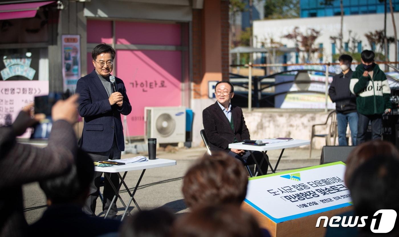 25일 김동연 경기지사&#40;왼쪽&#41;가 연천군 전곡읍 &#39;첫머리거리&#39;에서 김덕현 연천군수와 함께 민생현장 맞손토크를 진행, 주민들의 질문을 받고 있다. &#40;연천군청 제공&#41;