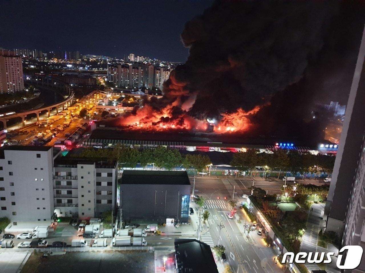 25일 오후 8시17분쯤 대구 북구 매천시장에서 원인을 알 수 없는 불이 나 소방당국이 대응 2단계를 발령하고 소방차 44대와 대원 120명을 투입해 진화 중이다. &#40;대구소방안전본부 제공&#41; 2022.10.25/뉴스1 ⓒ News1 이성덕 기자