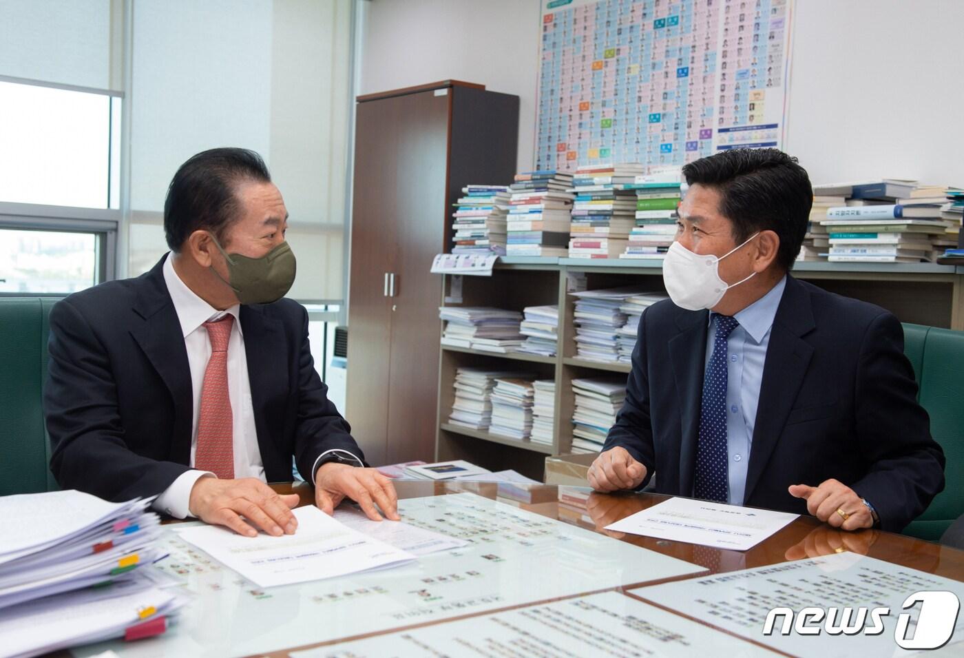 김창규 제천시장&#40;오른쪽&#41;이 국회 국토위 이종배 의원실을 방문해 지역 주요사업에 대한 예산 확보의 필요성을 설명하고 있다. 