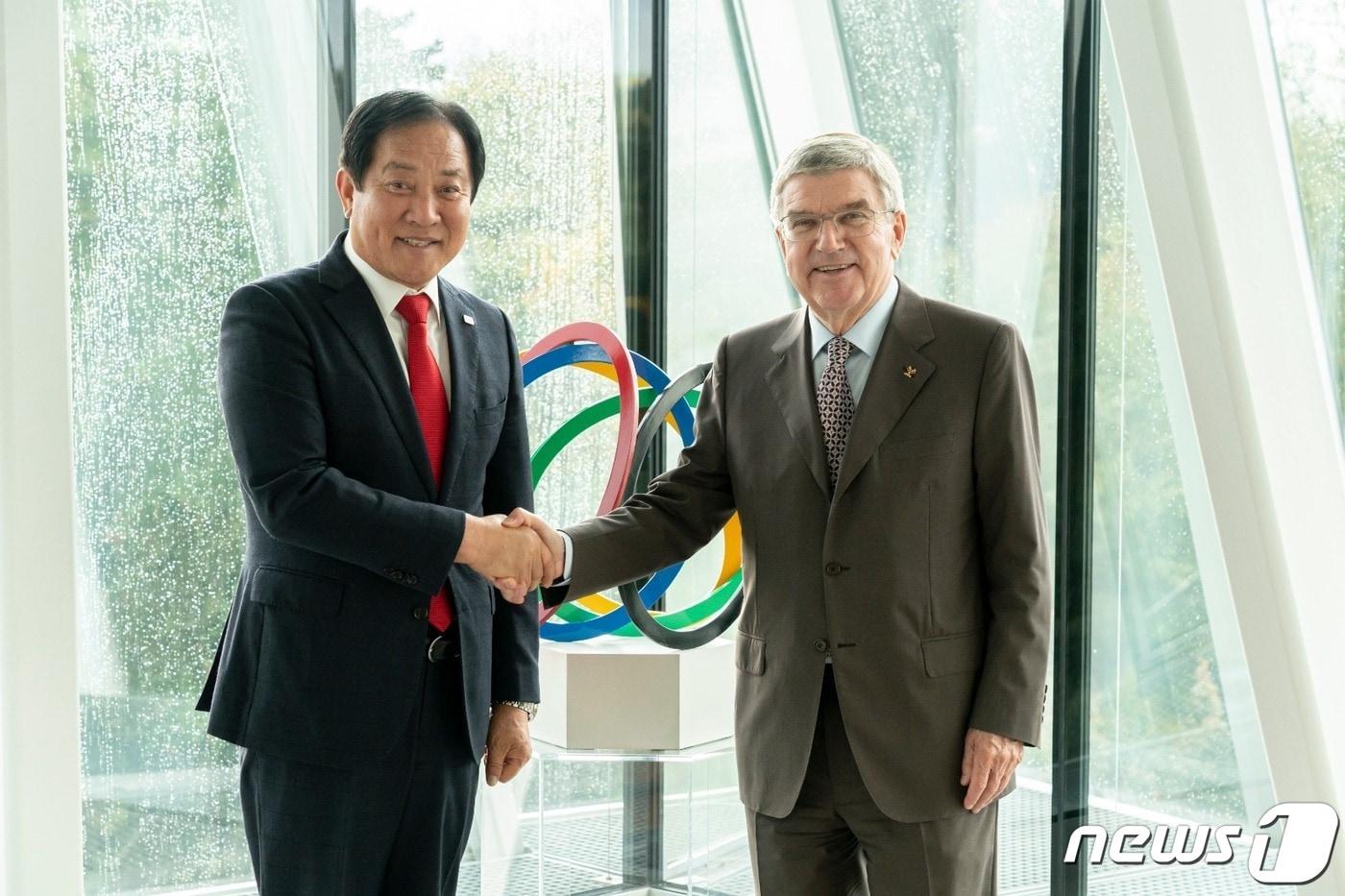 심재국 강원 평창군수&#40;왼쪽&#41;가 최근 스위스 로잔에서 토마스 바흐 국제올림픽위원회&#40;IOC&#41; 위원장을 만나고 있다. &#40;평창군 제공&#41; 2022.10.26/뉴스1