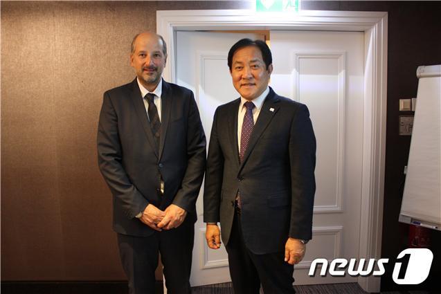 심재국&#40;오른쪽&#41; 강원 평창군수가 스위스 로잔에서 열리고 있는 올해 세계올림픽도시연맹 연례총회에 참석 중인 가운데, 현지시간으로 지난 25일 그레고리 주노드 세계올림픽도시연맹 회장을 만나 2025년 총회를 평창에 유치할 수 있다는 의사를 전달했다. &#40;평창군 제공&#41; 2022.10.26/뉴스1