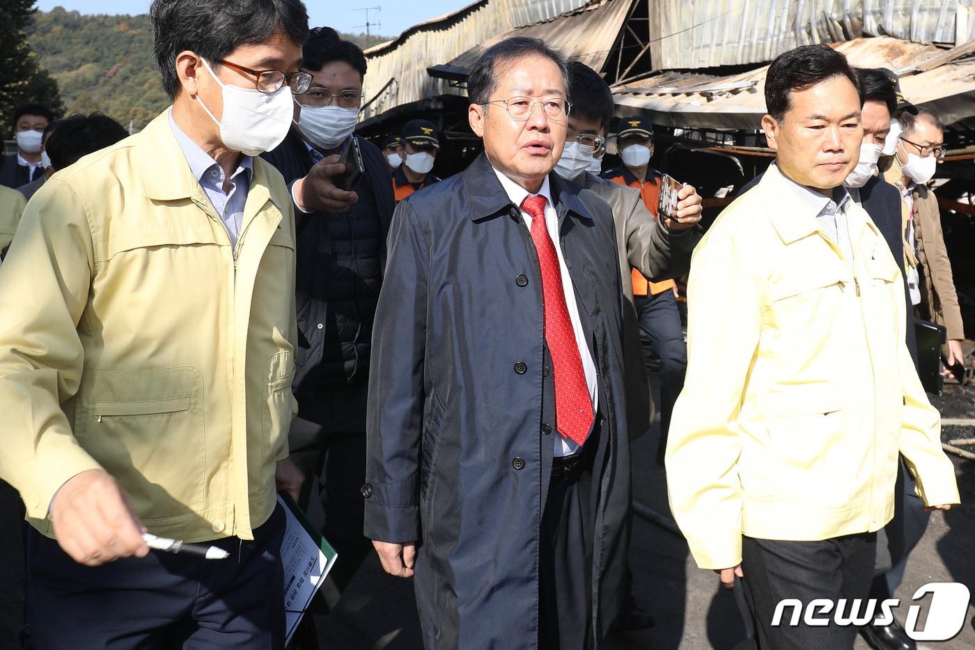 홍준표 대구시장이 27일 오전 대구 북구 농수산물도매시장&#40;매천시장&#41; 화재 현장을 찾아 피해 상황을 살펴보고 있다. 지난 25일 오후 8시27분쯤 발생한 화재로 이 시장 농산A동 152개 점포 중 69곳&#40;약 45.4%&#41;이 피해를 입었다. 2022.10.27/뉴스1 ⓒ News1 공정식 기자