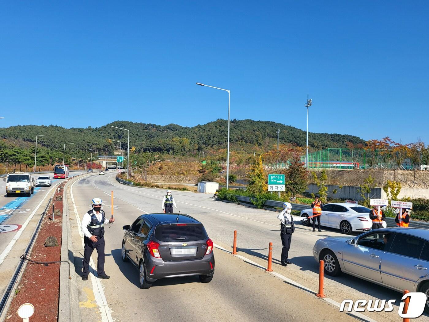 전북경찰청 고속도로순찰대 제9지구대는 27일 한국도로공사 남원지사와 함께 광주대구고속도로 남원 요금소에서 가을 행락철 법규위반 합동단속을 실시했다.&#40;전북경찰청 제공&#41;2022.10.27/뉴스1