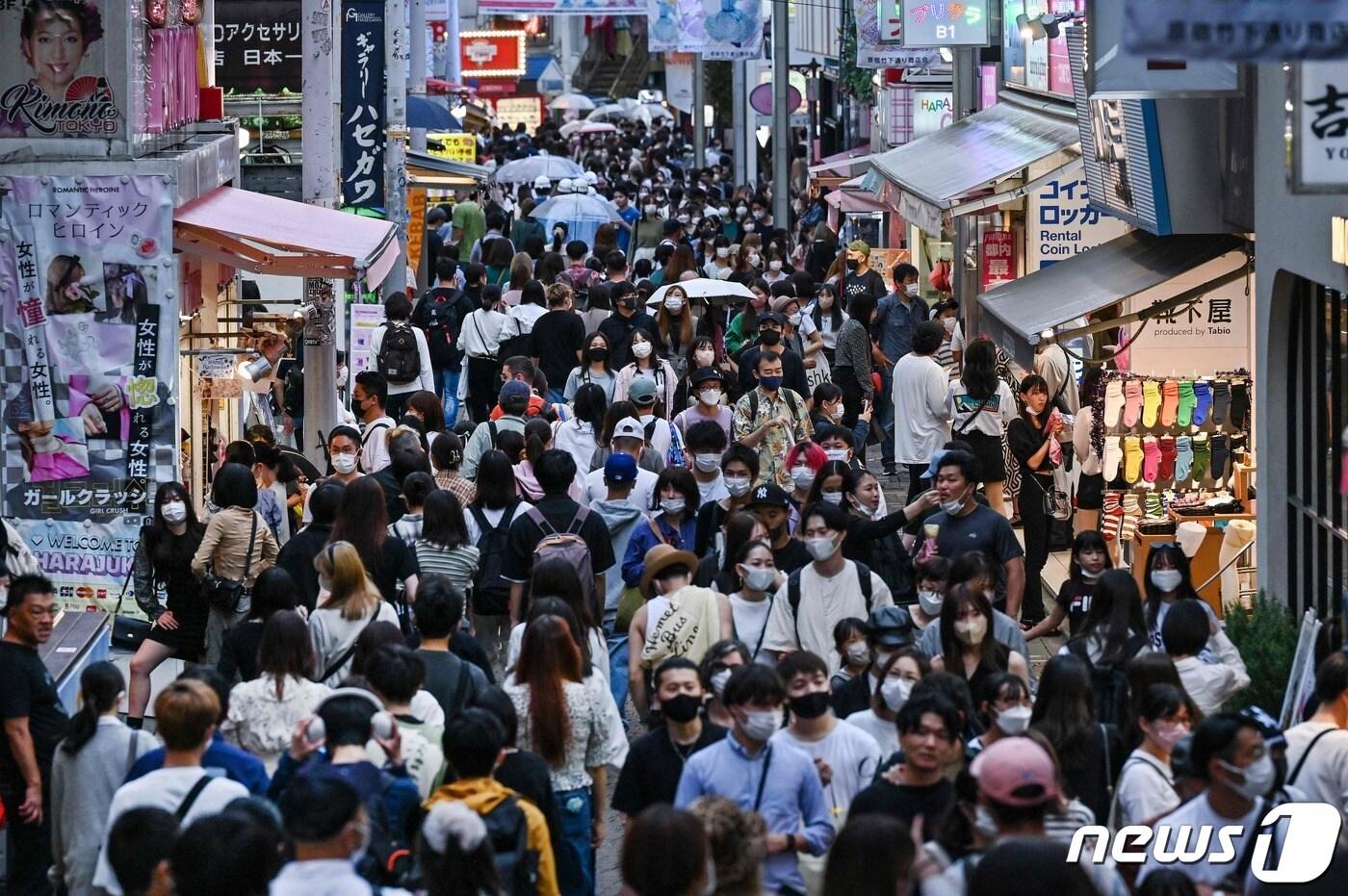 지난 11일 일본의 무비자 입국 재개 날 일본 현지를 찾은 관광객들의 모습ⓒ AFP=뉴스1