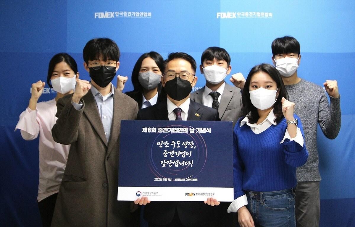 기념 촬영하는 이호준 한국중견기업연합회 상근부회장&#40;앞줄 왼쪽에서 두번째&#41;과 한국중견기업연합회 직원들&#40;중견련 제공&#41;