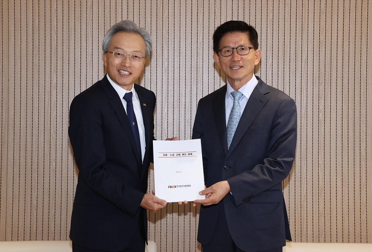 기념 촬영하는 최진식 한국중견기업연합회 회장&#40;왼쪽&#41;과 김문수 경제사회노동위원회 위원장&#40;오른쪽&#41;&#40;중견련 제공&#41;