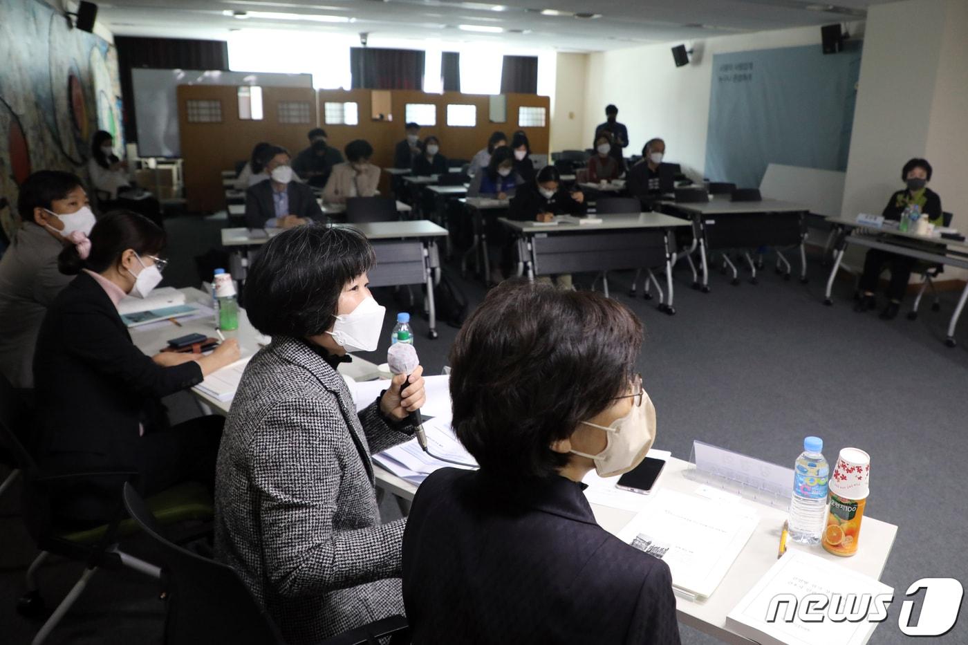 28일 오후 서울 중구 국가인권위원회에서 열린 &#39;감염병 위기상황에서의 간호사 인권상황 실태조사와 결과발표 및 정책 토론회&#39;에서 참석자들이 토론을 하고 있다. 2022.10.28/뉴스1 ⓒ News1 황기선 기자